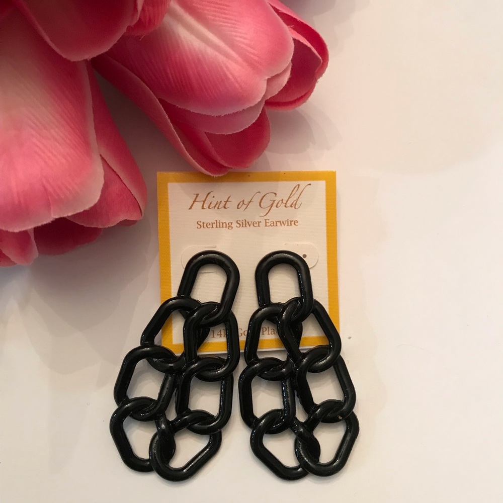 ✔️New Hint of Gold Black Earrings